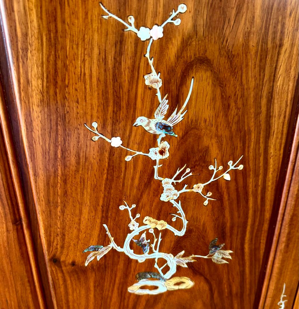 ナナコです！花梨無垢 螺鈿細工 三面ガラス キャビネット