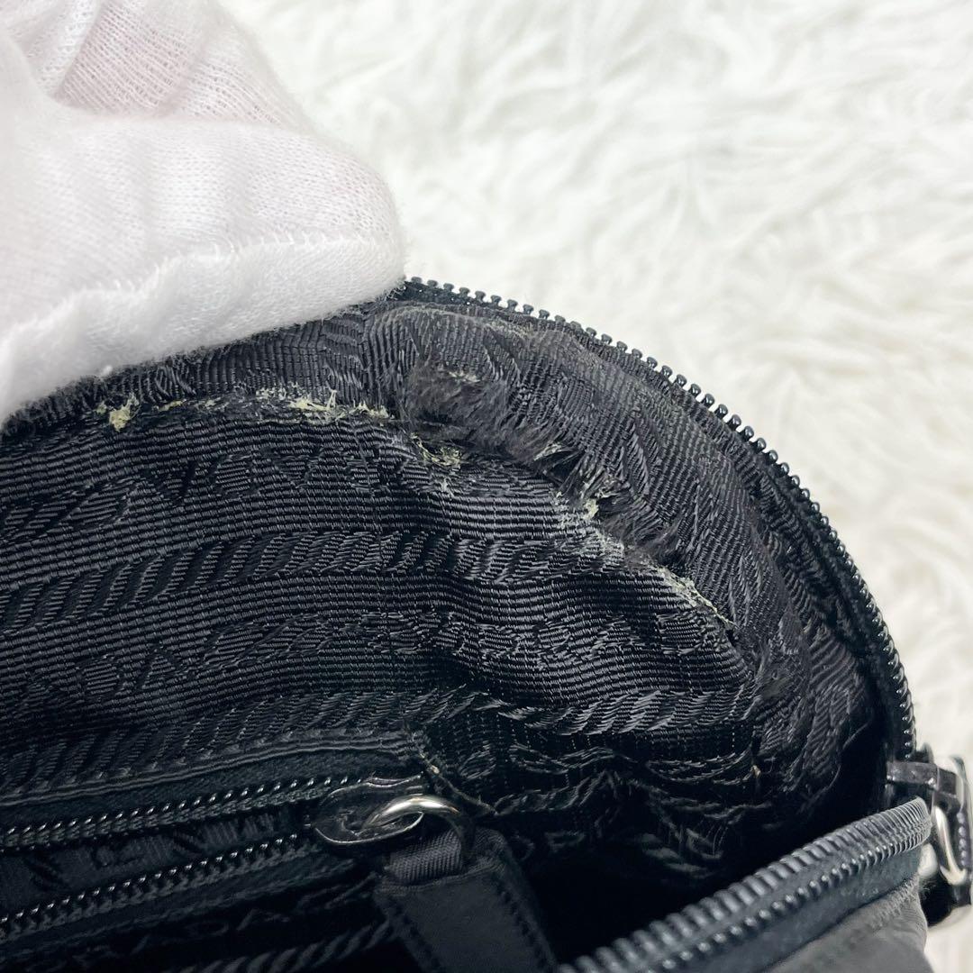 外観美品 プラダ ミニボストンバッグ 三角ロゴプレート ナイロン 肩掛け可能 黒