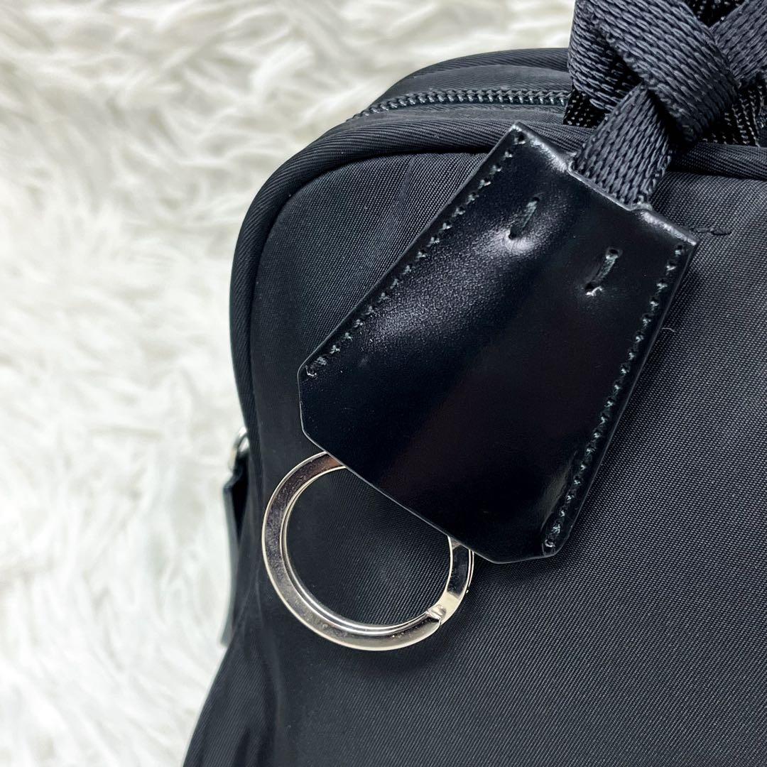 外観美品 プラダ ミニボストンバッグ 三角ロゴプレート ナイロン 肩掛け可能 黒