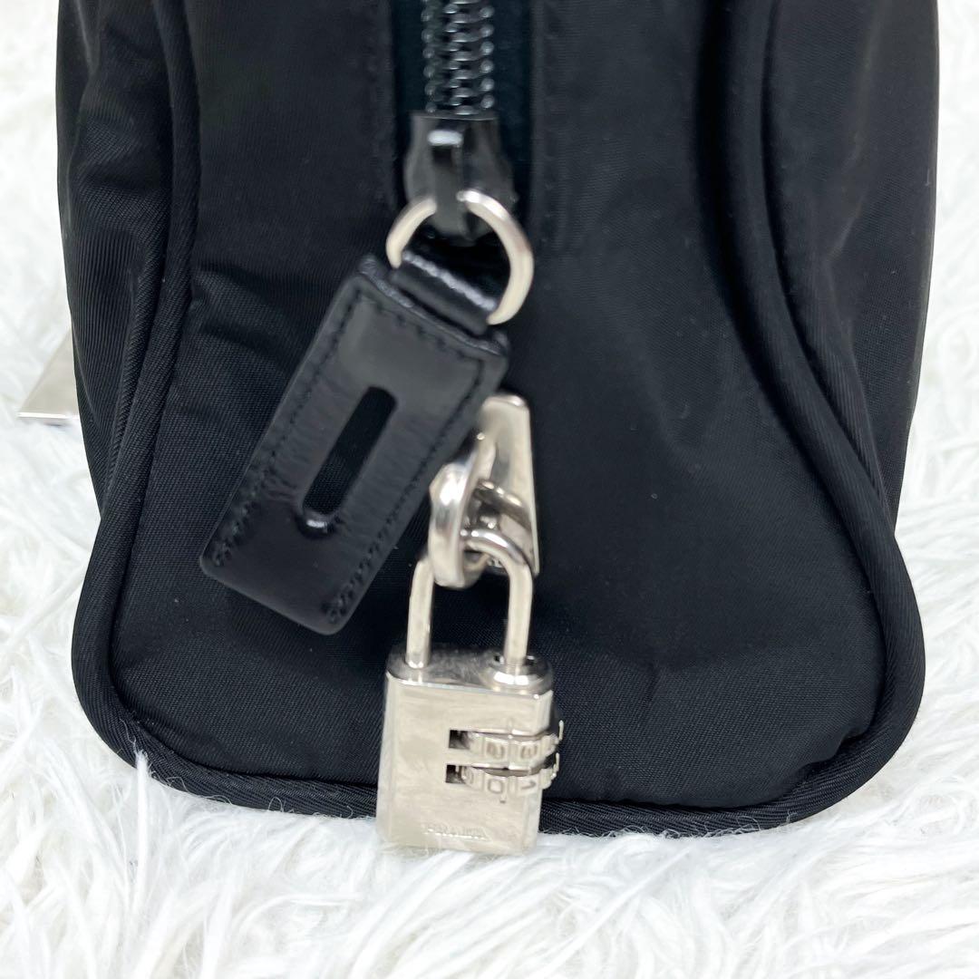 外観美品 プラダ ミニボストンバッグ 三角ロゴプレート ナイロン 肩掛け可能 黒
