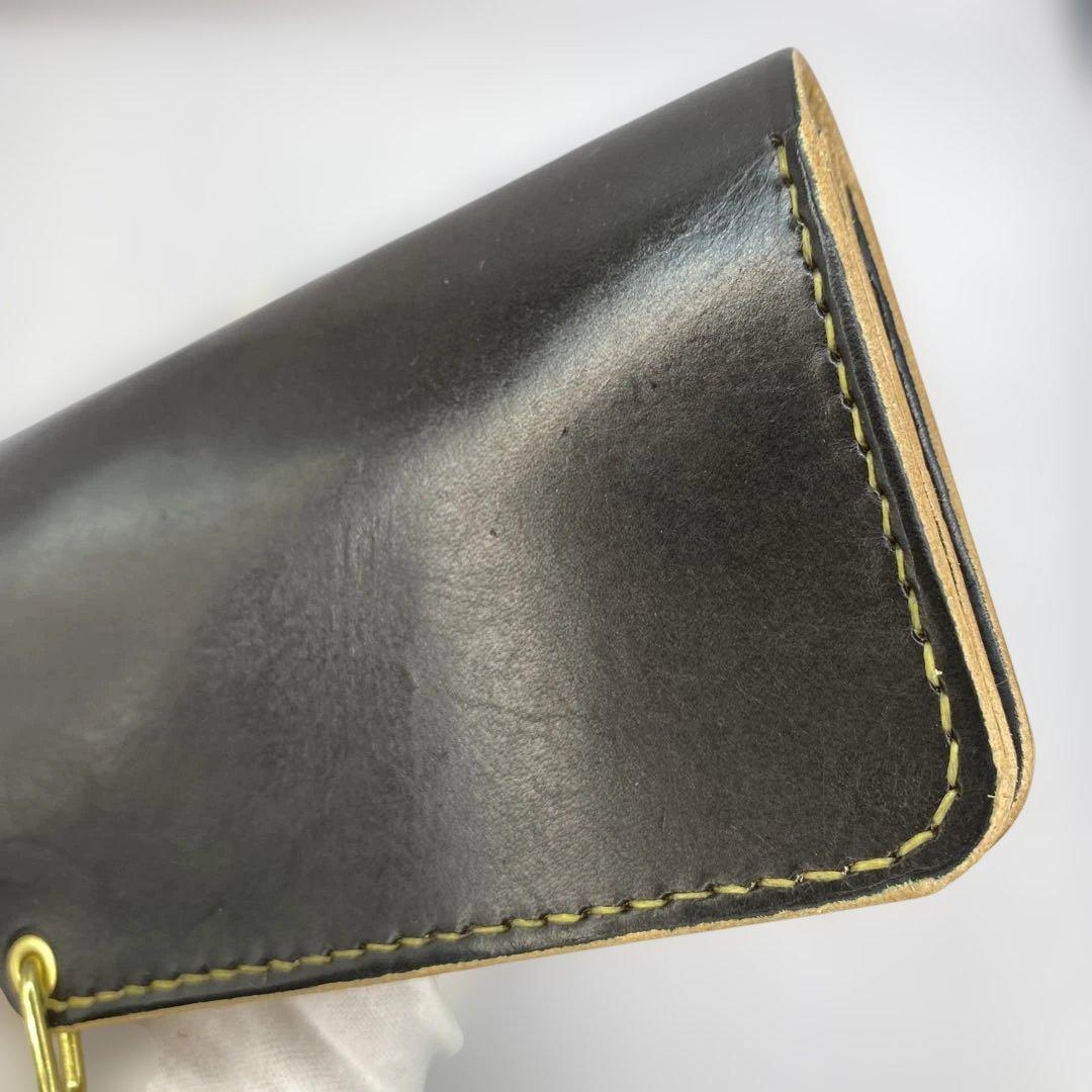 お札折らずに収納できる無骨な手染めミドルトラッカーウォレット BTW