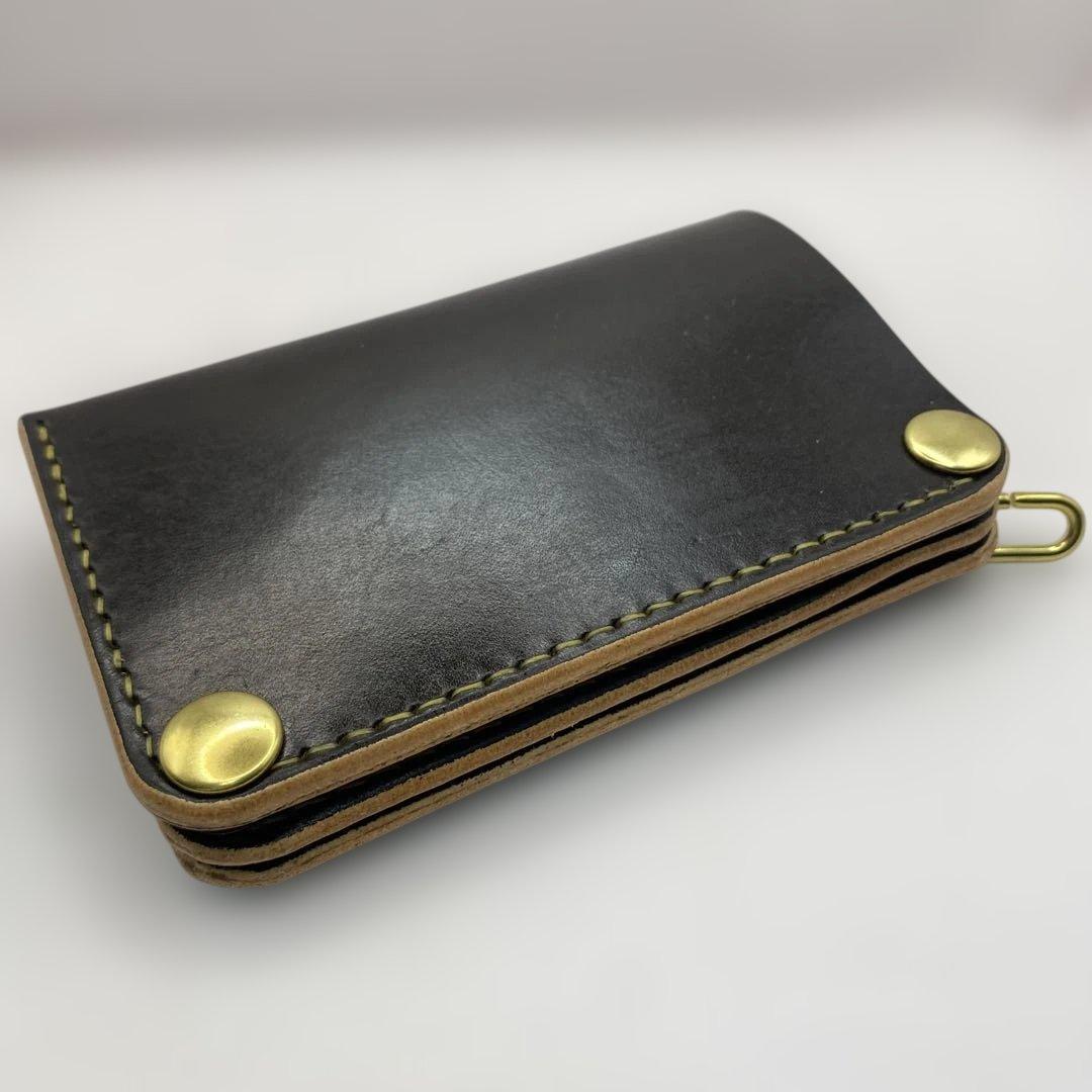 お札折らずに収納できる無骨な手染めミドルトラッカーウォレット BTW