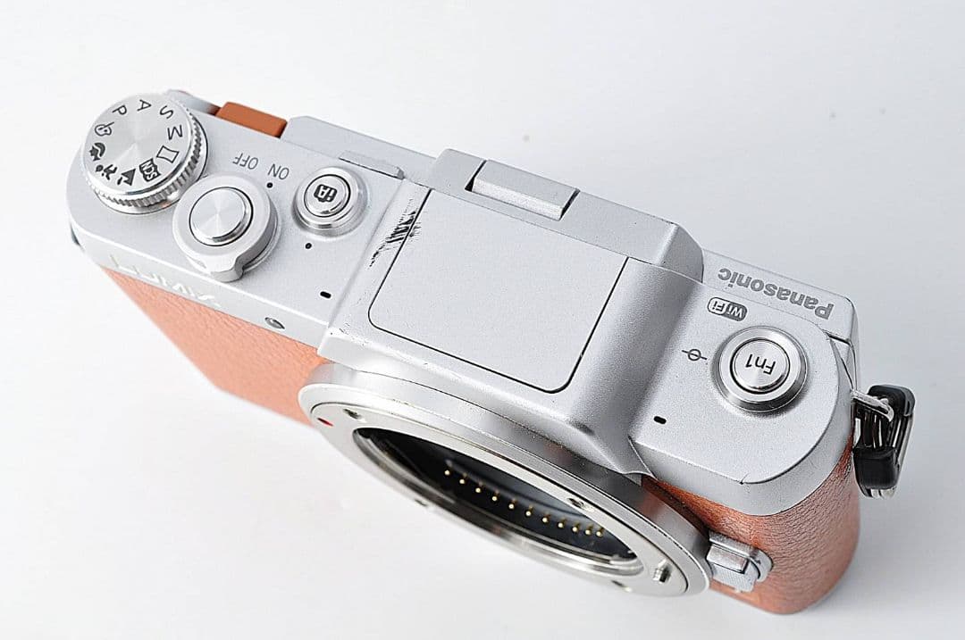 Panasonic DMC-GF7Wデジタル一眼レフ