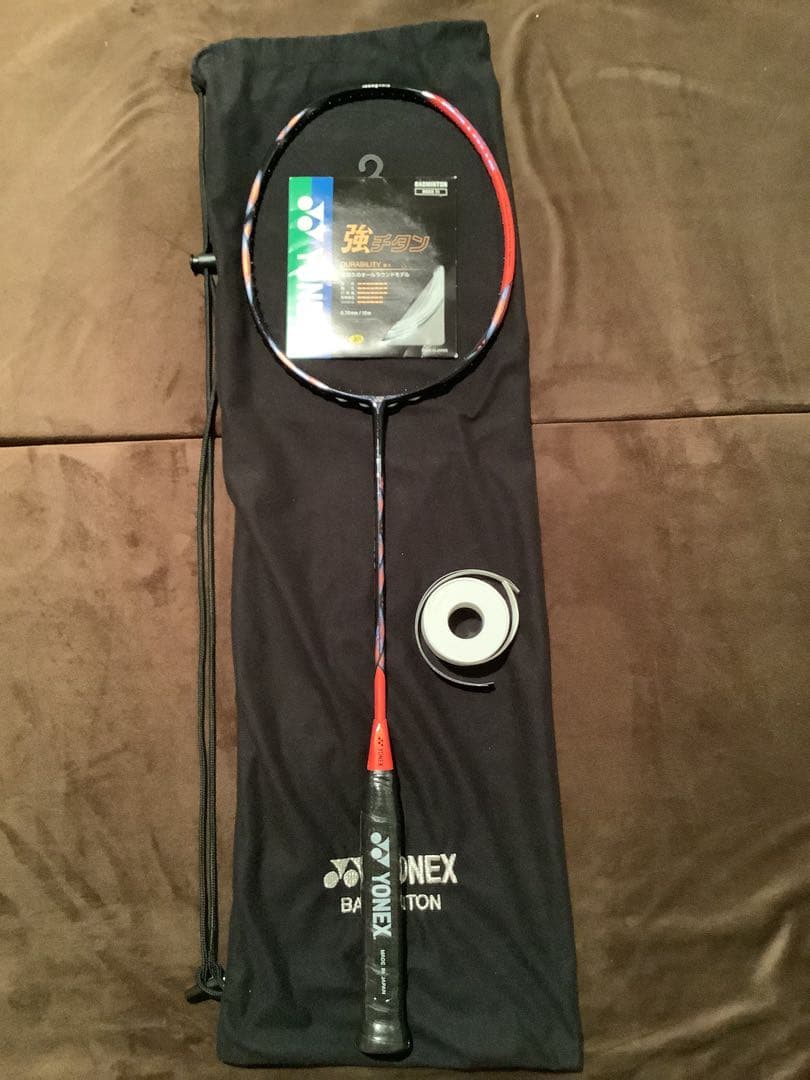 お得！新品未使用！ヨネックス　アストロクス77プロ 4UG5 ガット　グリップ付