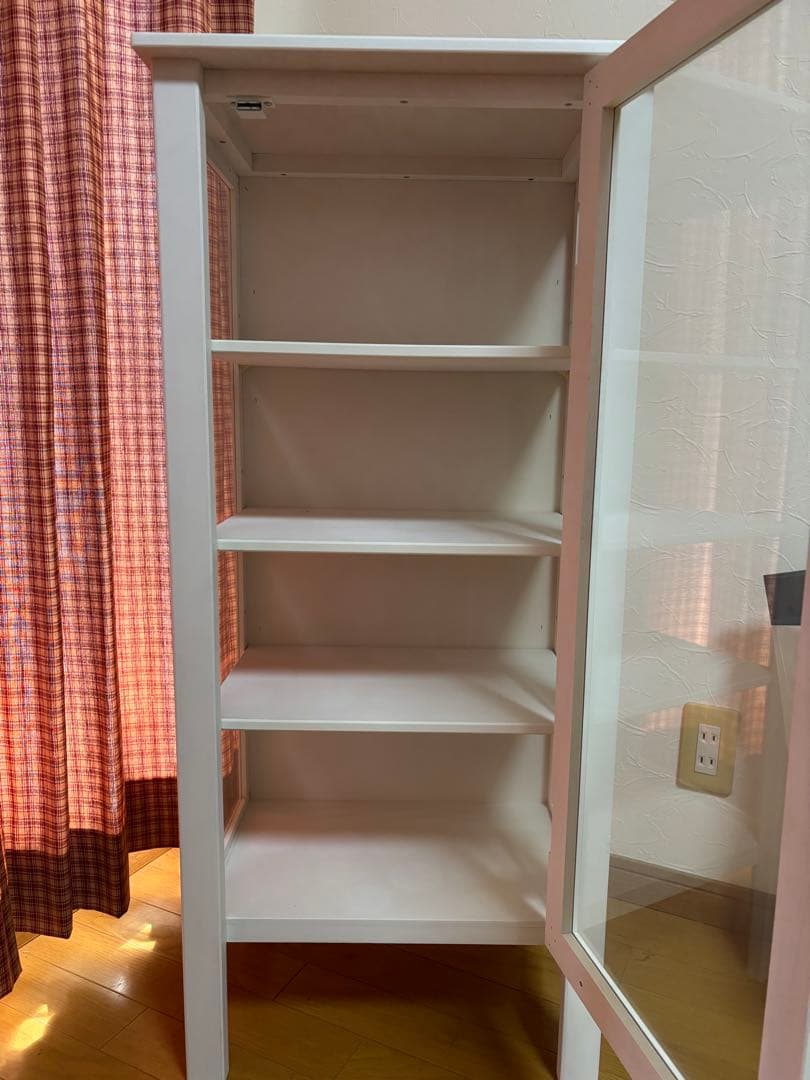 白いガラスのショーケース