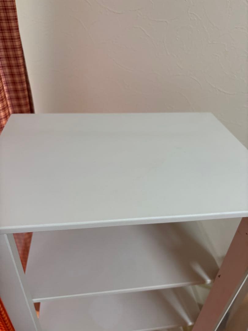 白いガラスのショーケース