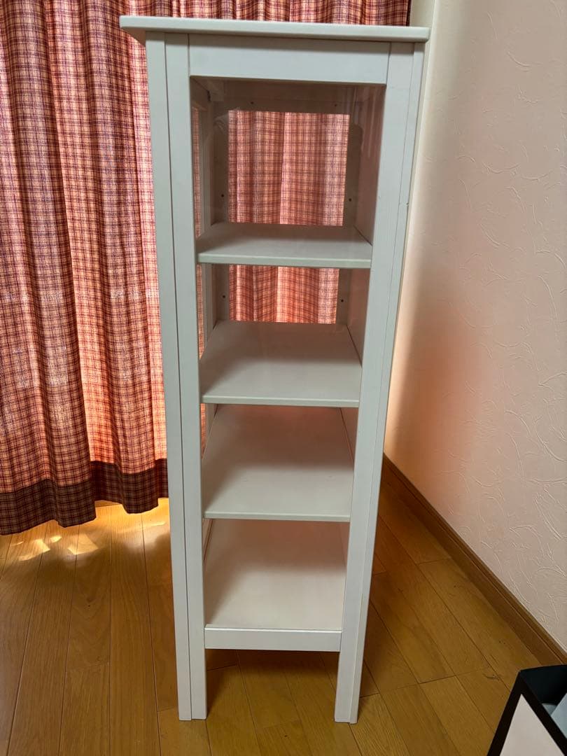 白いガラスのショーケース