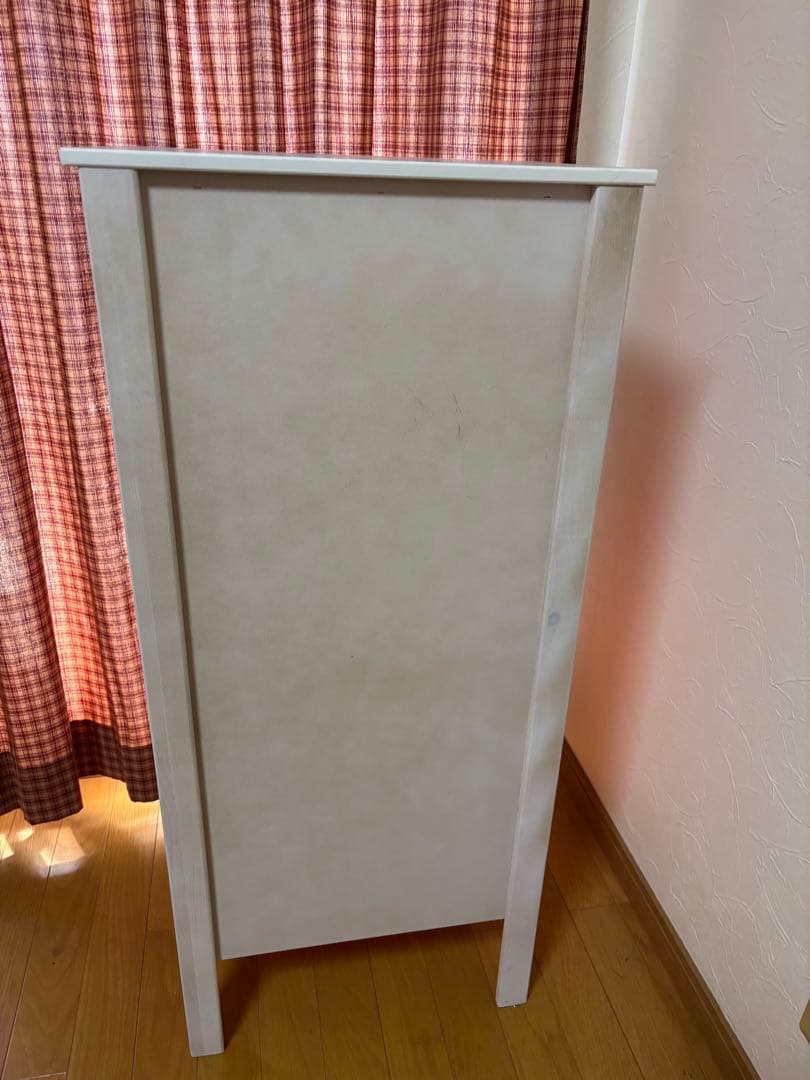 白いガラスのショーケース