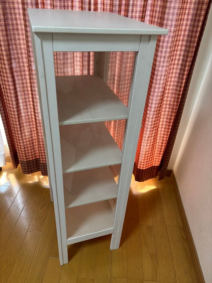 白いガラスのショーケース