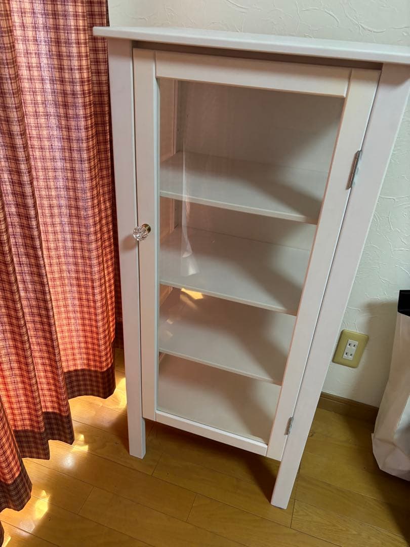 白いガラスのショーケース