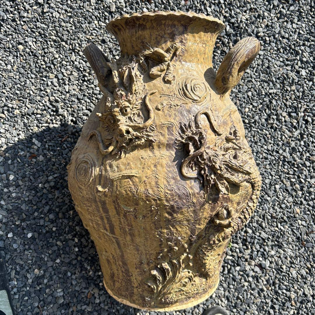 ドラゴン彫刻の大きな鉄製の壺