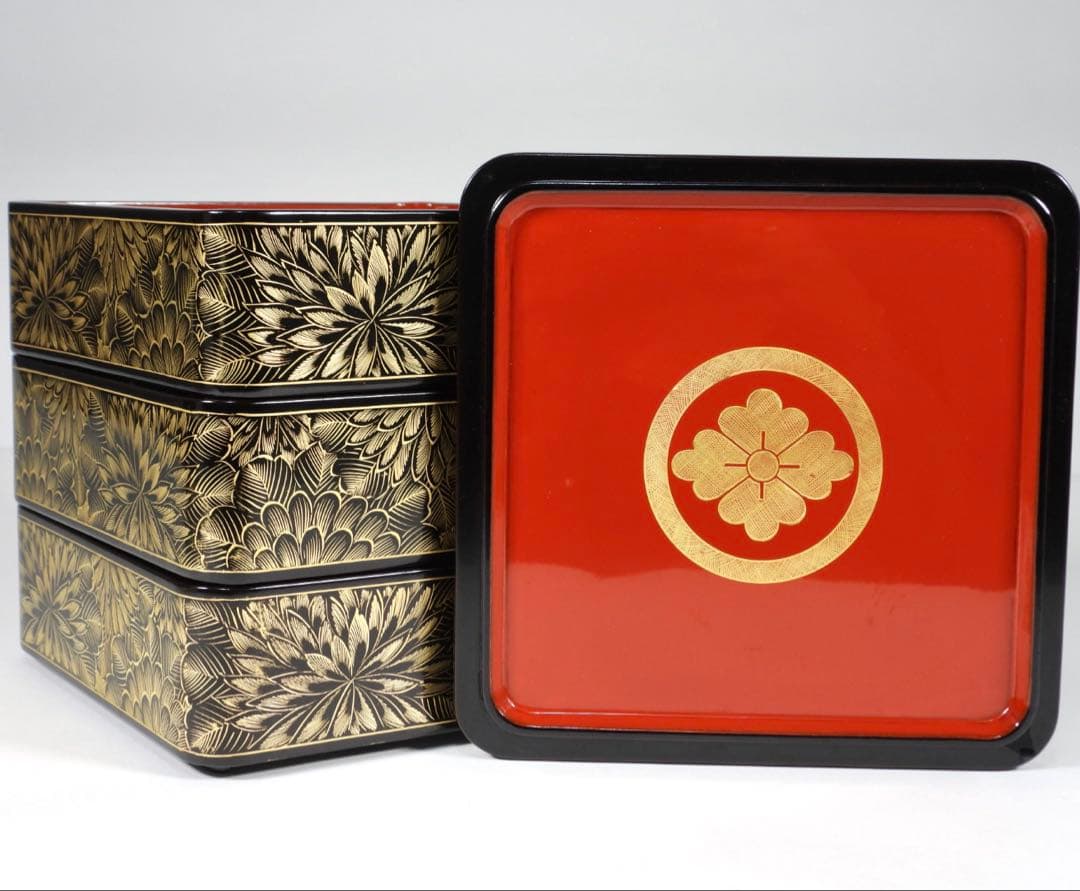 輪島塗　3段重箱　布着本堅地　 菊彫り詰め沈金　木製