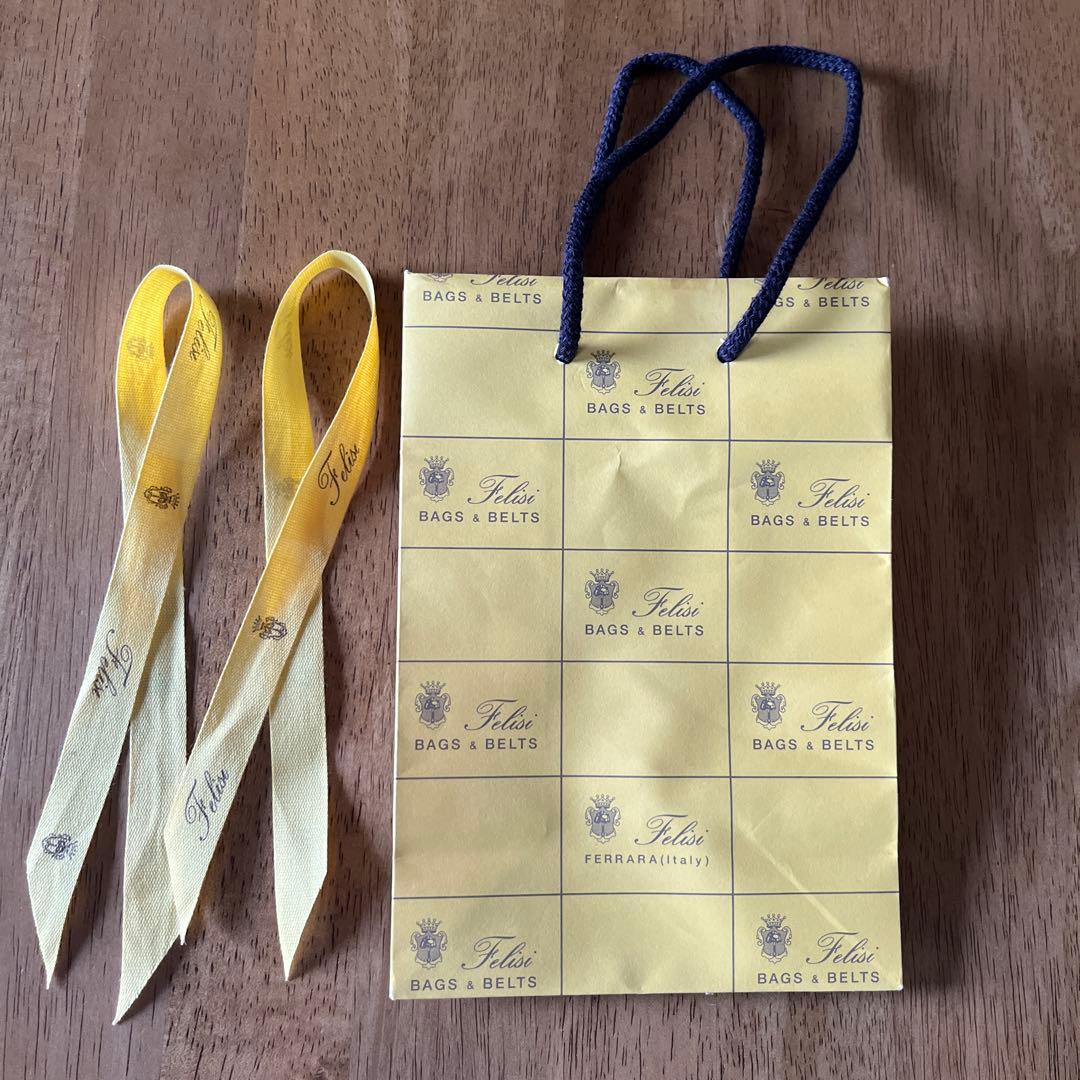 新品未使用　フェリージレザーキーケース　レザーストラップ、ショッパーとリボン付き