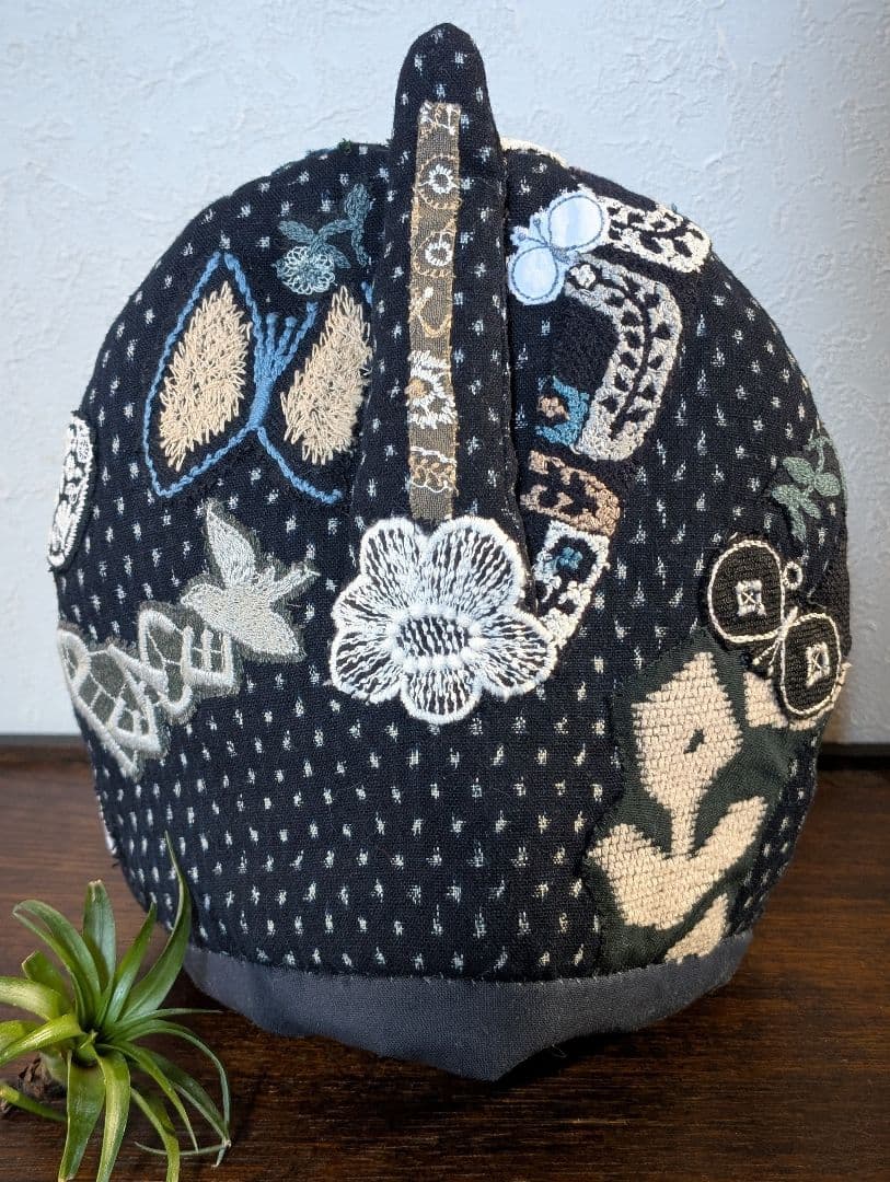 狙われて嬉しい・仔猫ポットコジー《雪ん子・ゆきちゃん》古布　藍染　ミナペルホネン