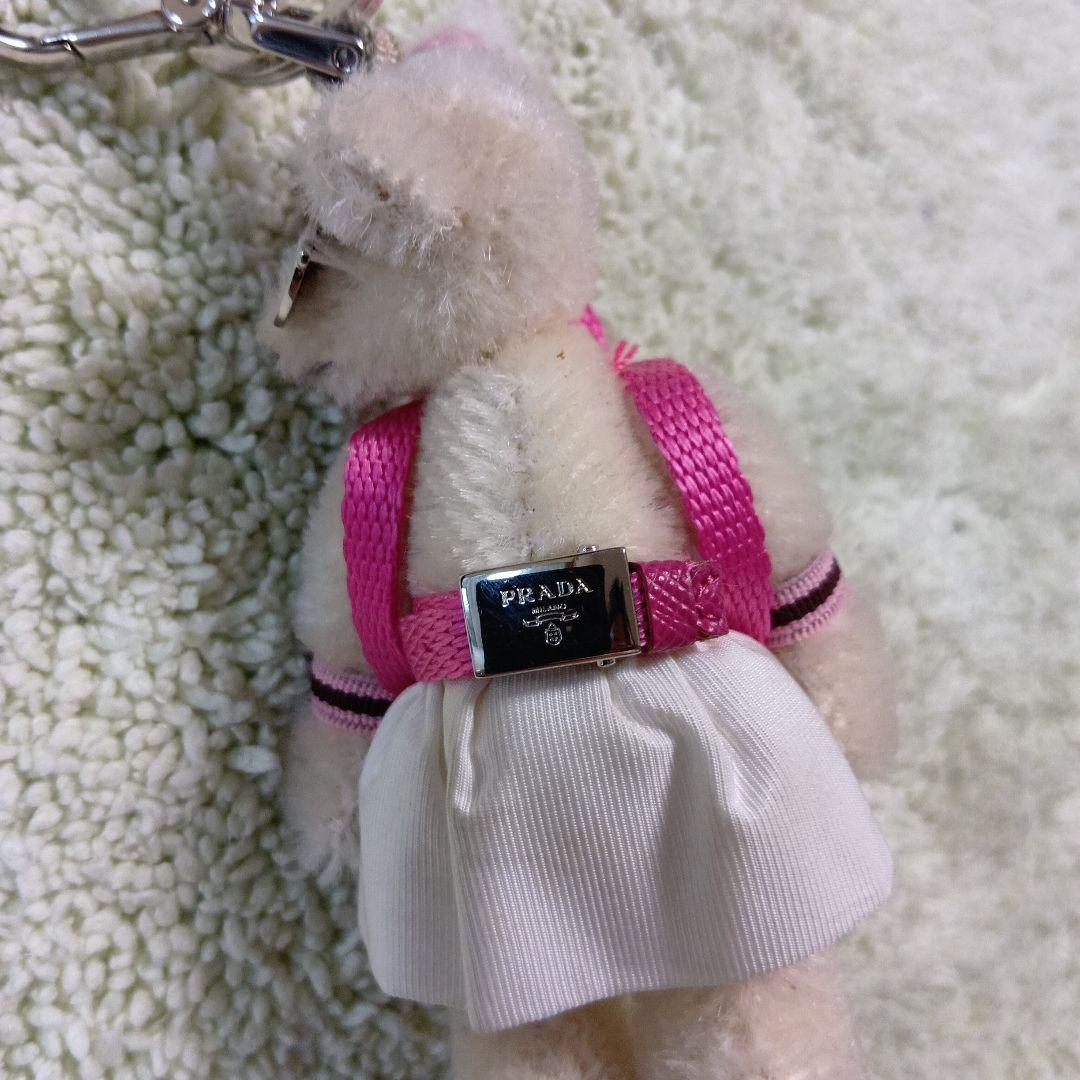 PRADAクマのチャーム ピンクの帽子とサングラス