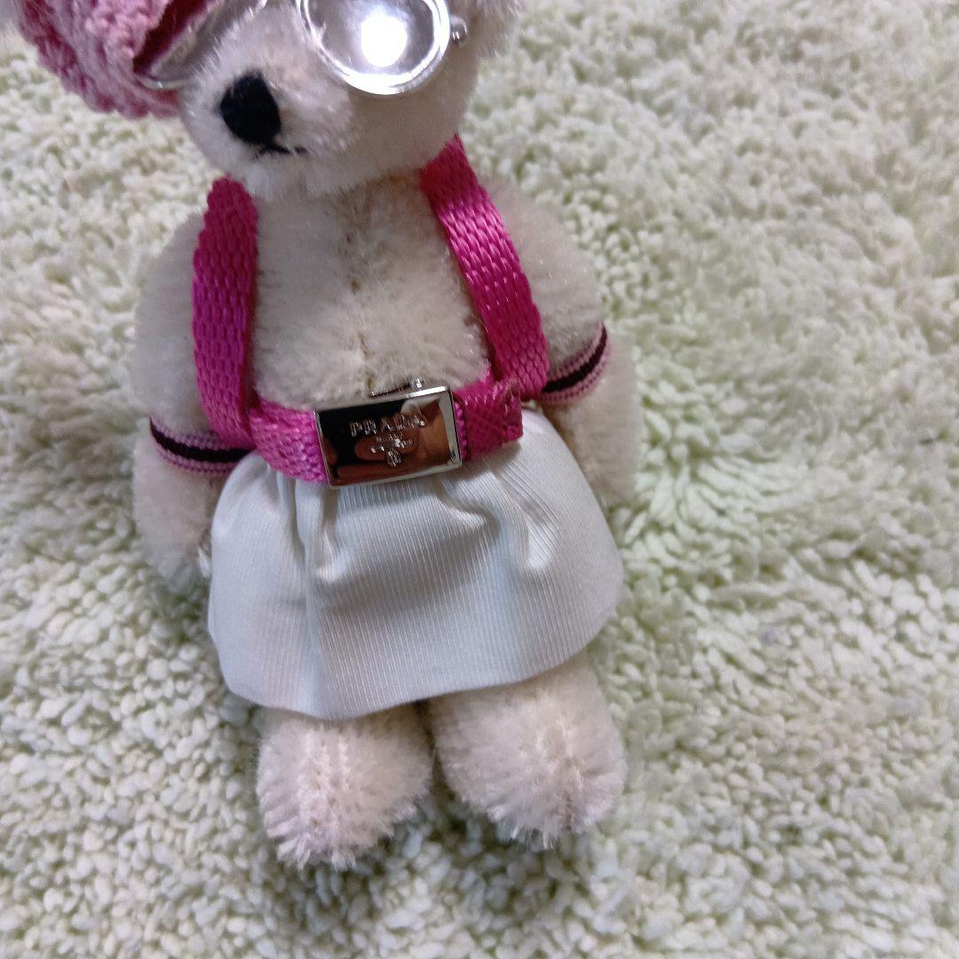 PRADAクマのチャーム ピンクの帽子とサングラス