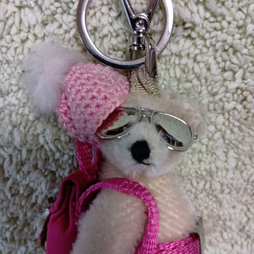 PRADAクマのチャーム ピンクの帽子とサングラス