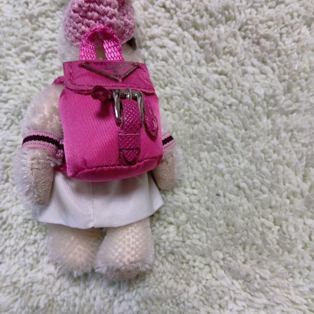 PRADAクマのチャーム ピンクの帽子とサングラス