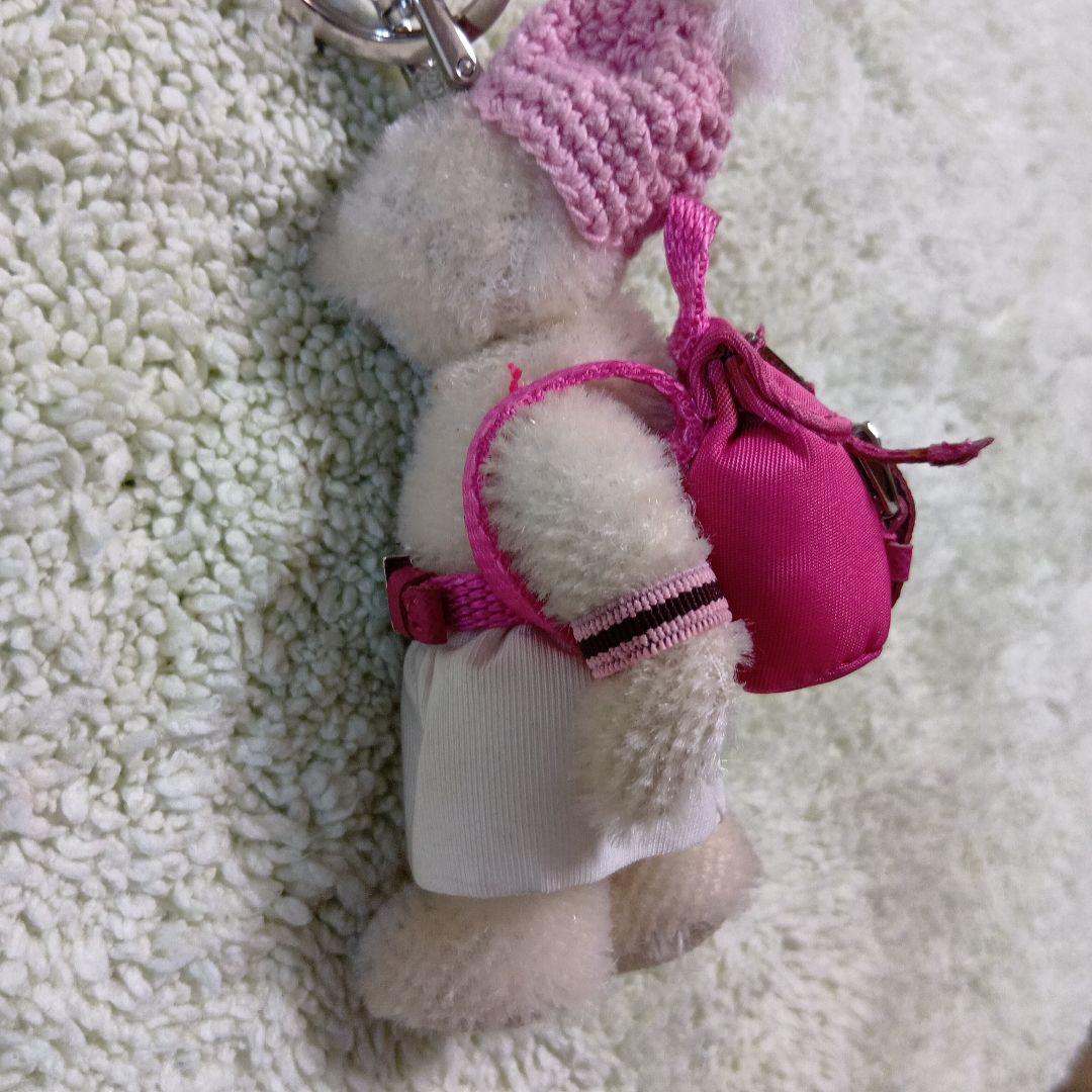 PRADAクマのチャーム ピンクの帽子とサングラス