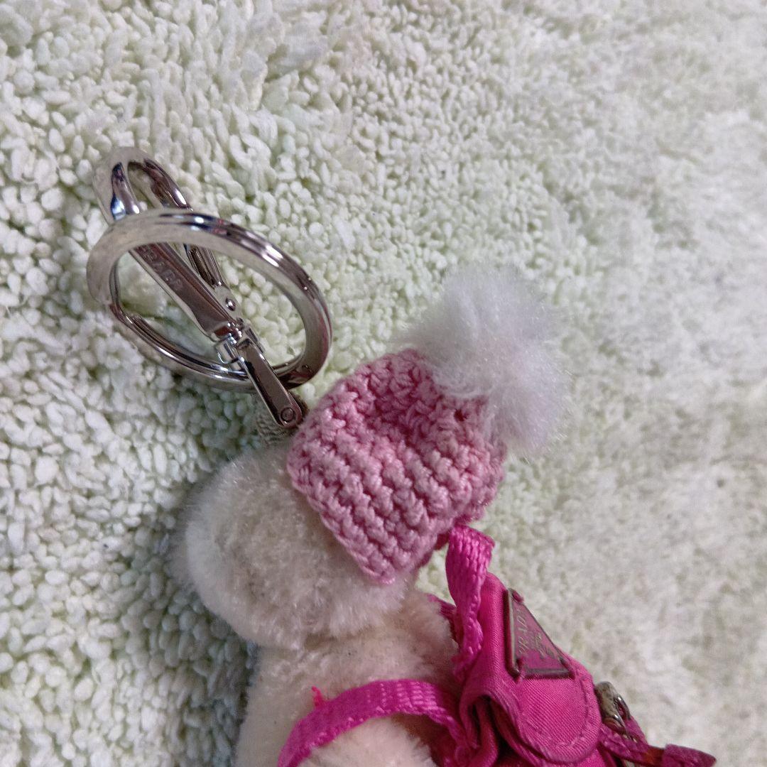 PRADAクマのチャーム ピンクの帽子とサングラス