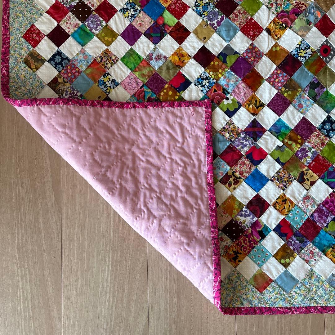 (週末値下げ)ハンドメイド キルトパッチワーク 四角つなぎタペストリー