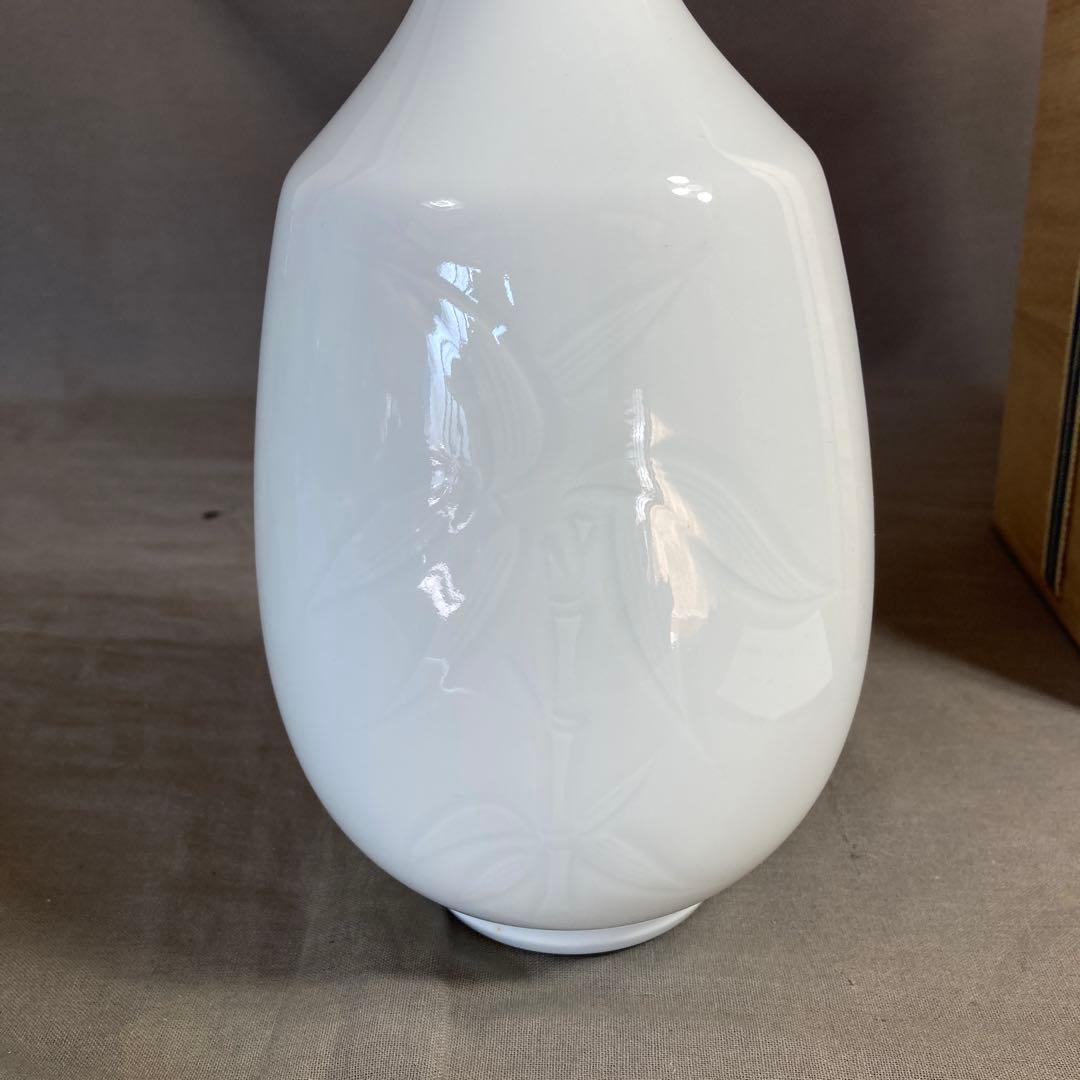 【井上萬二】白磁の伝統　日本の名窯　人間国宝　井上萬二作　白磁笹彫文　小花瓶