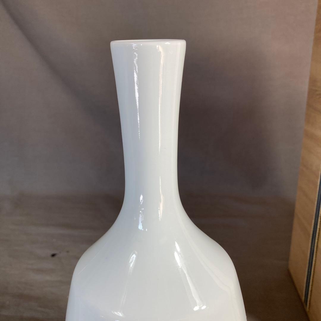 【井上萬二】白磁の伝統　日本の名窯　人間国宝　井上萬二作　白磁笹彫文　小花瓶