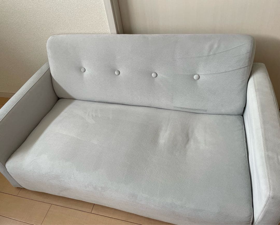 ライトグレー ボタン付き 2人掛けソファ