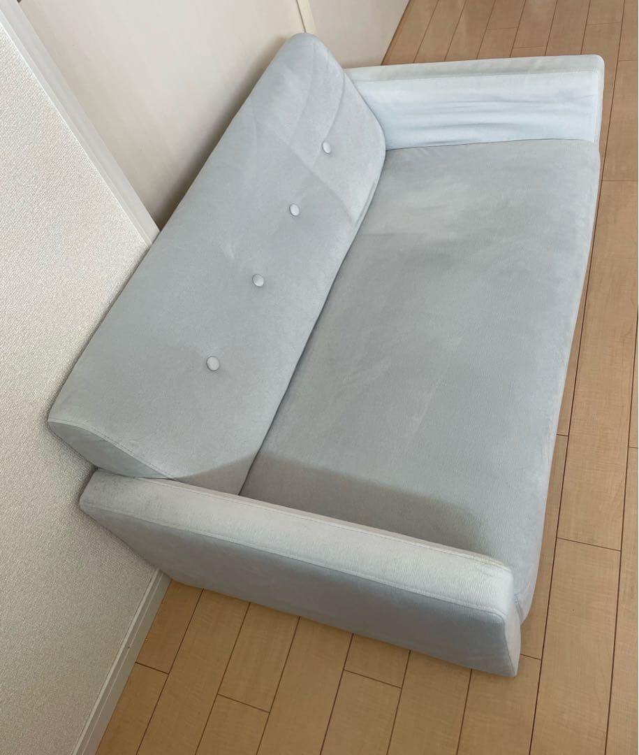 ライトグレー ボタン付き 2人掛けソファ