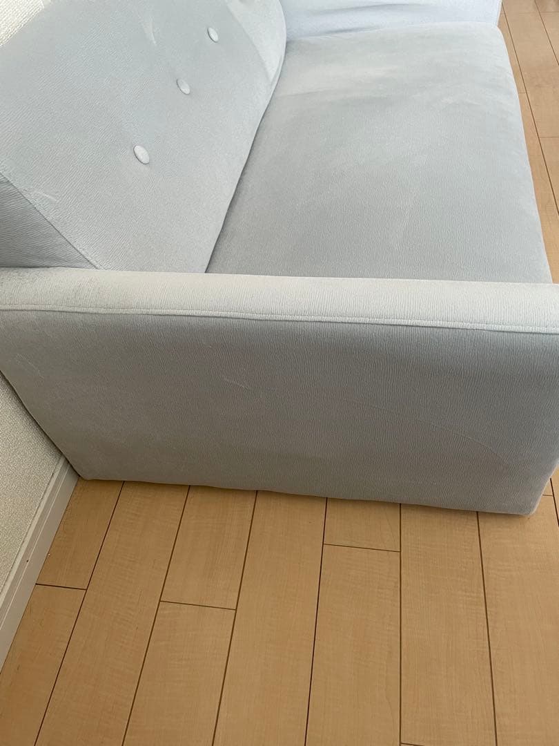 ライトグレー ボタン付き 2人掛けソファ