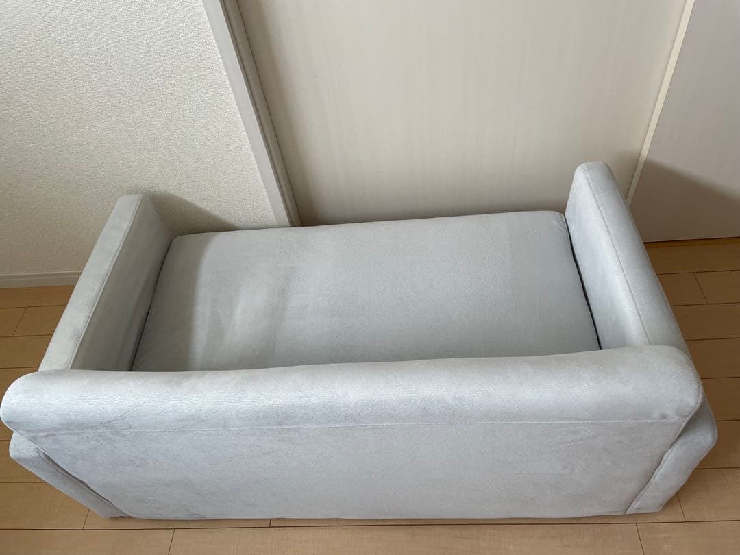 ライトグレー ボタン付き 2人掛けソファ