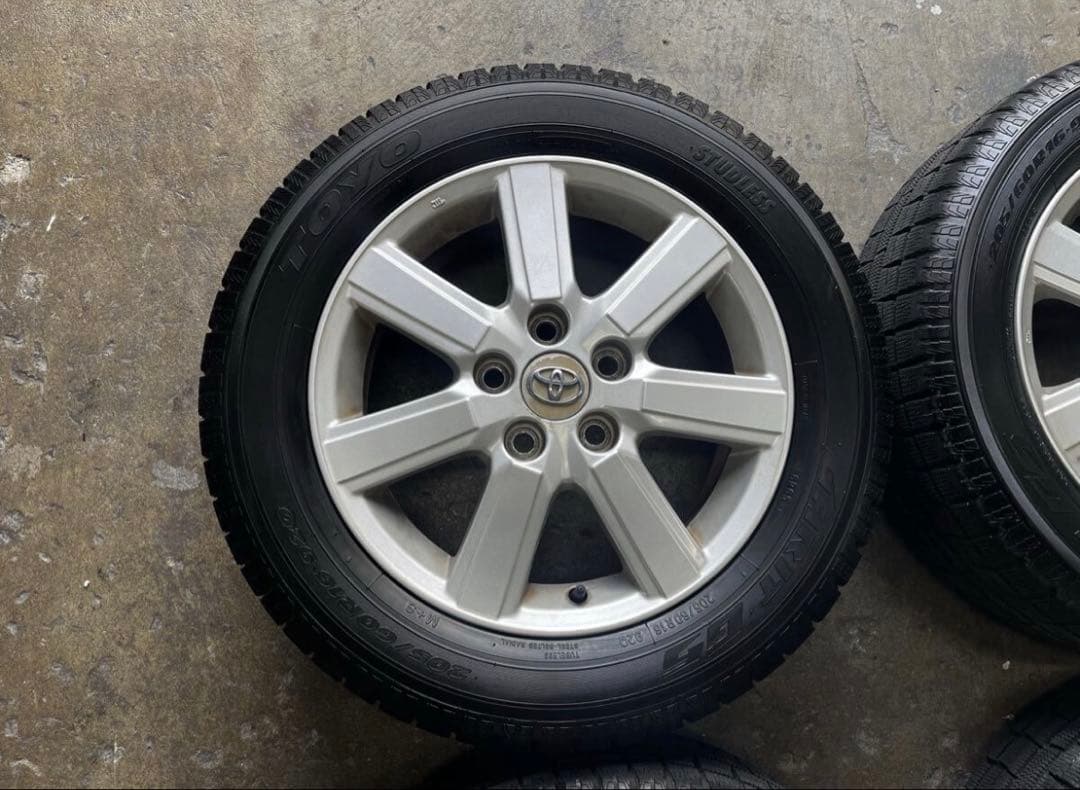 スタッドレスタイヤ　205/60R16 ヴォクシー　アルファード