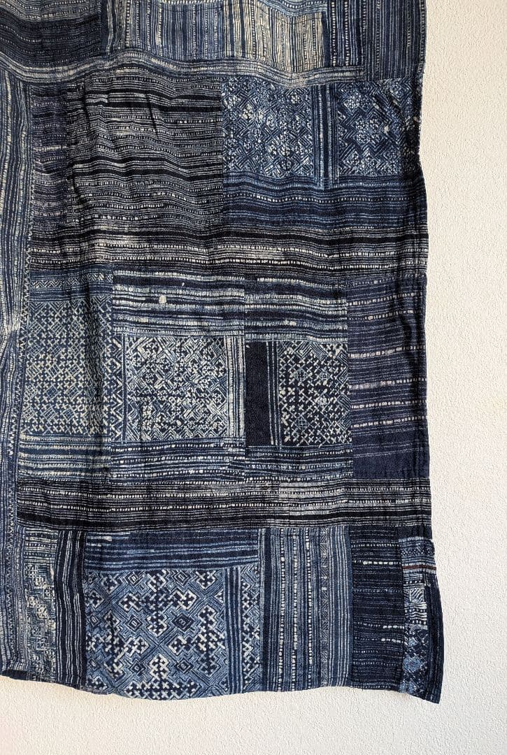 モン族　バティック　手描ろうけつ染　藍染　古布　パッチワークストール　ビンテージ