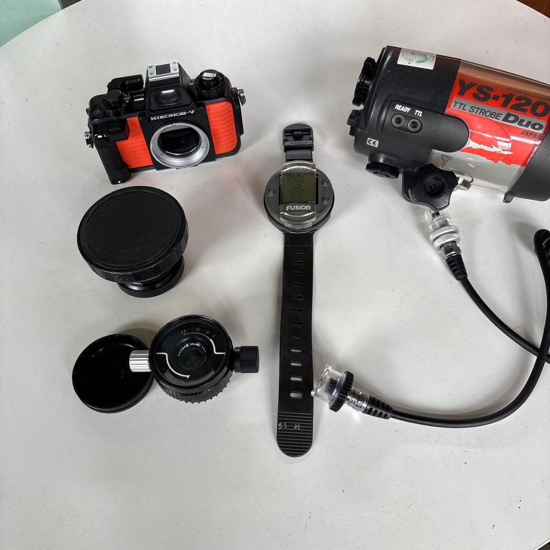 ジャンク品　Nikon NIKONOS-V 水中カメラとストロボ　付属品まとめ