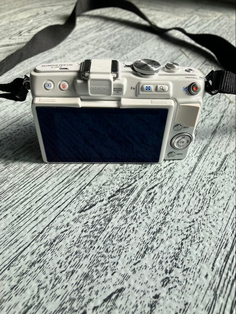 OLYMPUS E-PL6 ミラーレス一眼 ホワイト ストラップ付き