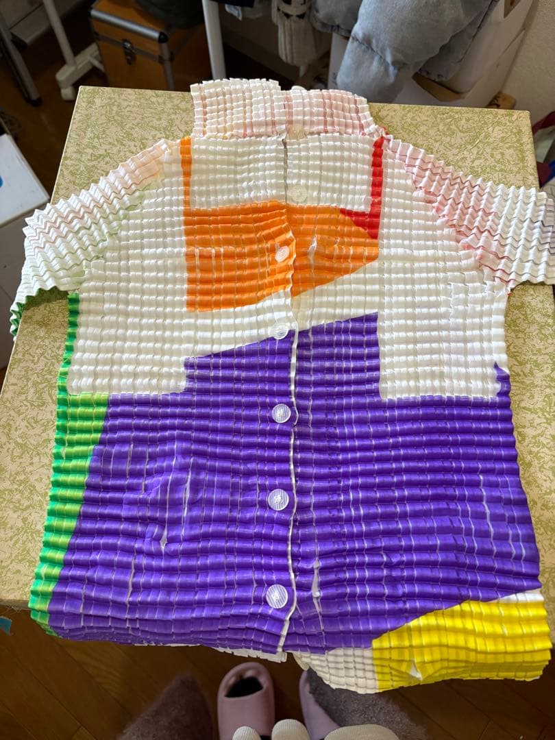 み*め様 ISSEY MIYAKE半袖シャツ マルチカラーのプリーツ半袖ブラウス