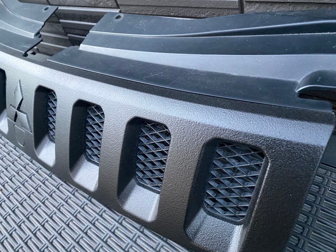 デリカd5 フロントグリル　チッピング　ブラック