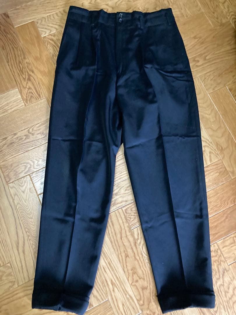 コムデギャルソンのブラックテーパードスラックス バックポケット付き