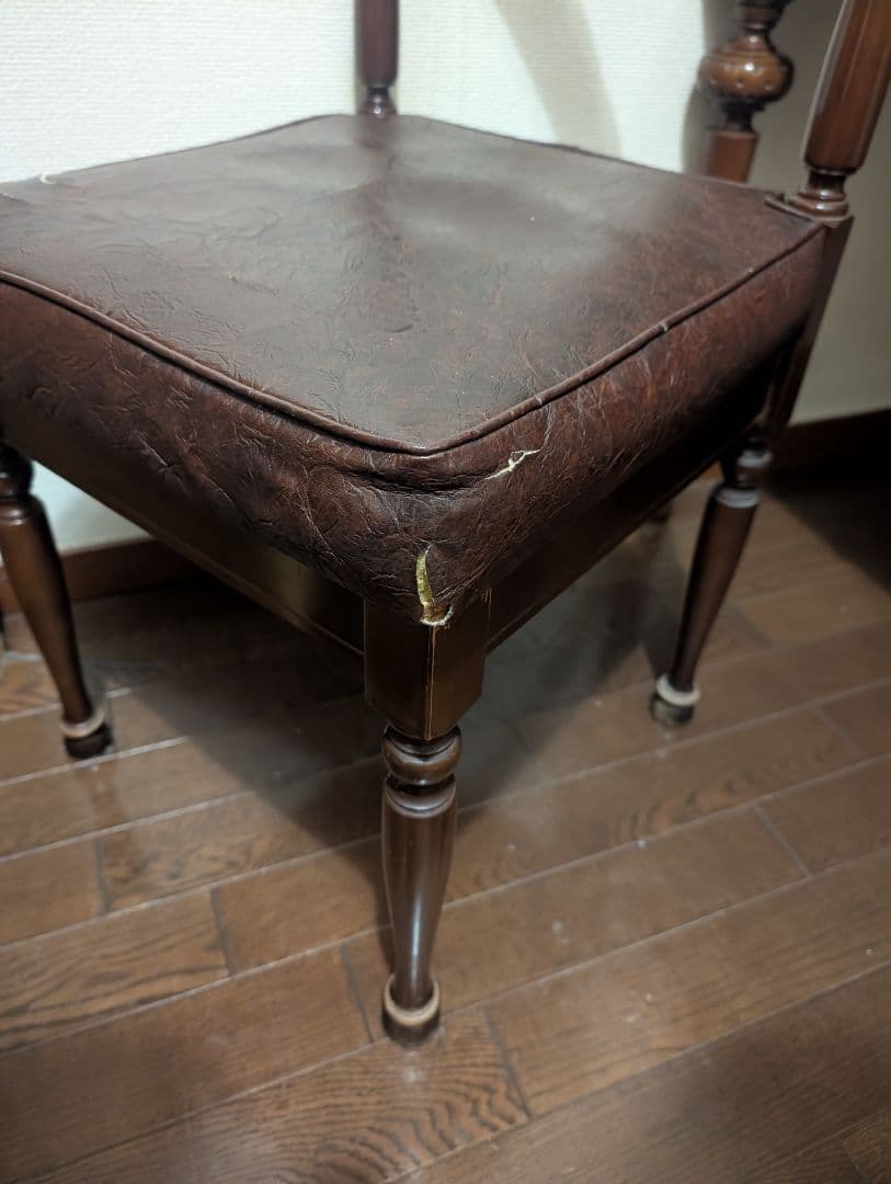 ダークブラウン オフィスチェアとデスク