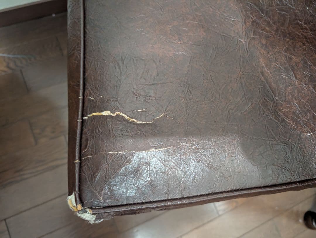 ダークブラウン オフィスチェアとデスク