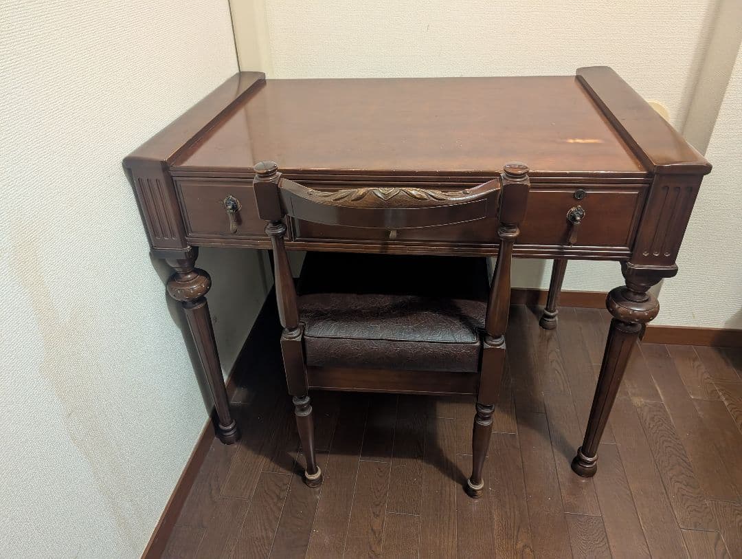 ダークブラウン オフィスチェアとデスク