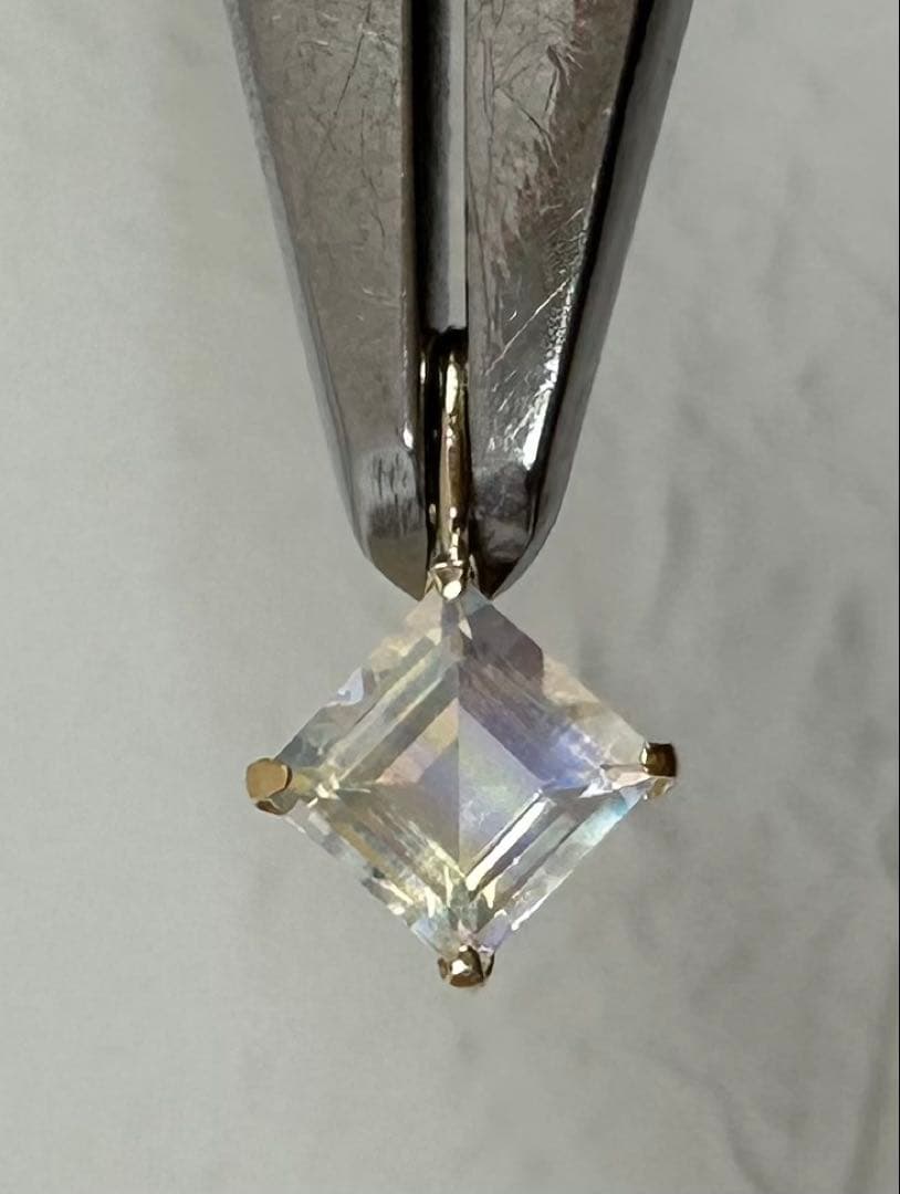 【K18】５角のペンダントトップに月の輝きのブルームーンストーンを使用！