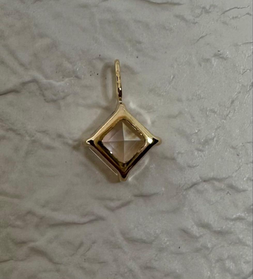 【K18】５角のペンダントトップに月の輝きのブルームーンストーンを使用！