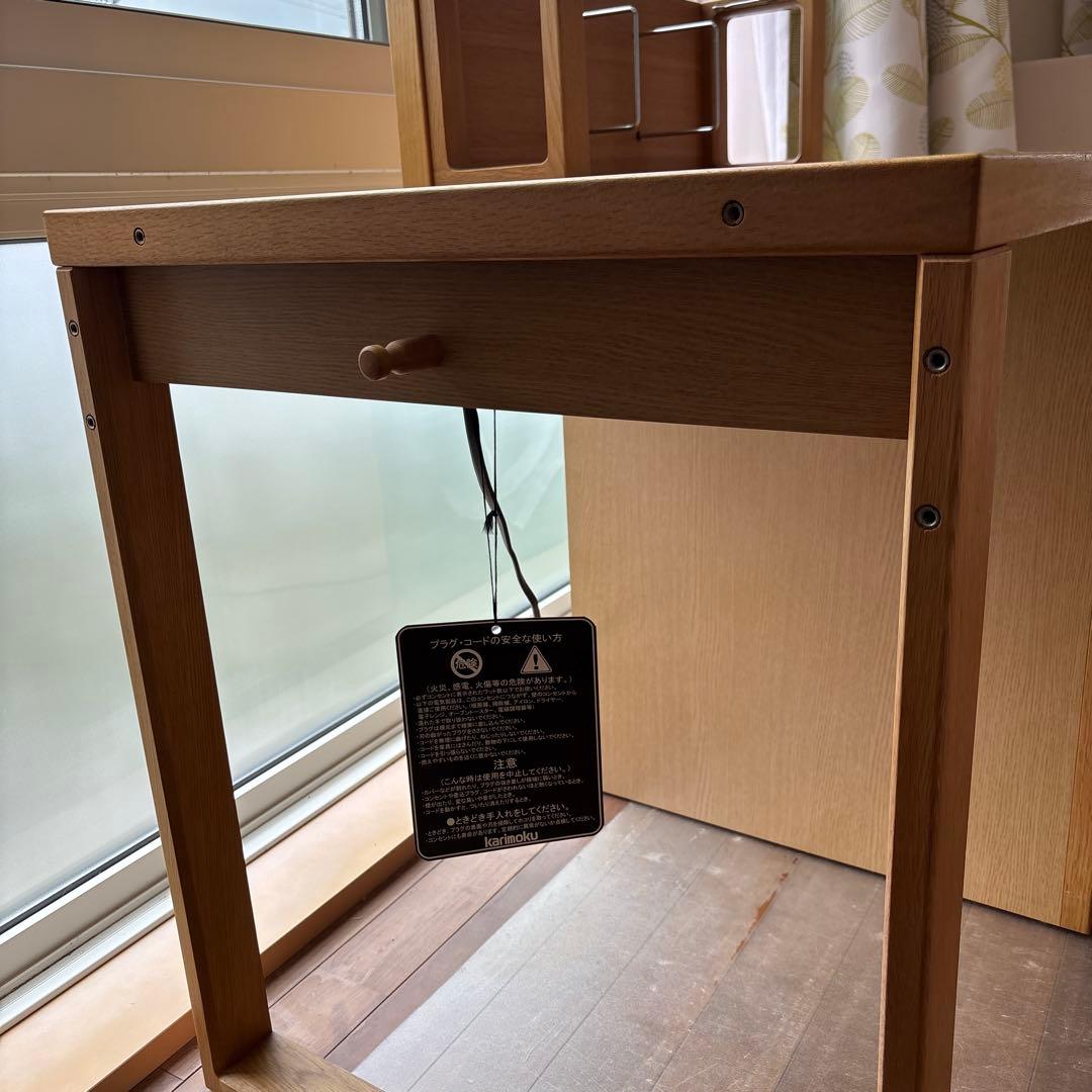 カリモク学習、机　　￼スパイオキッズ