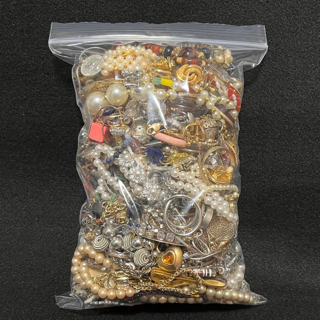 イミテーションアクセサリー まとめ売り 2kg超 ネックレス リング ブローチ等