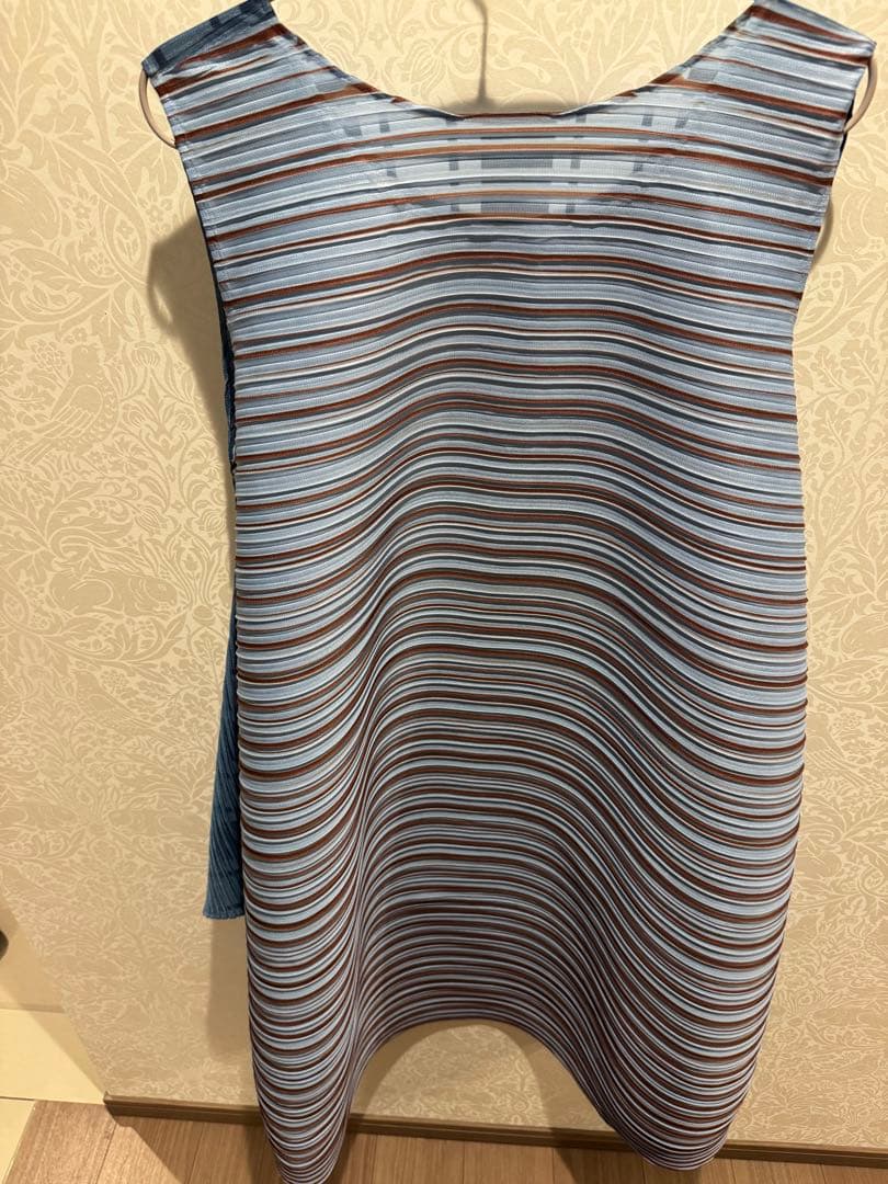 プリーツプリーズ　ノースリーブワンピース