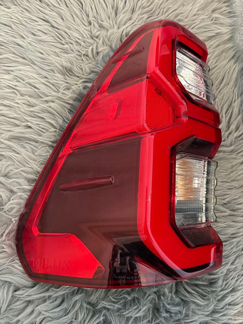 純正　Hilux テールランプ 左のみ　GUN125