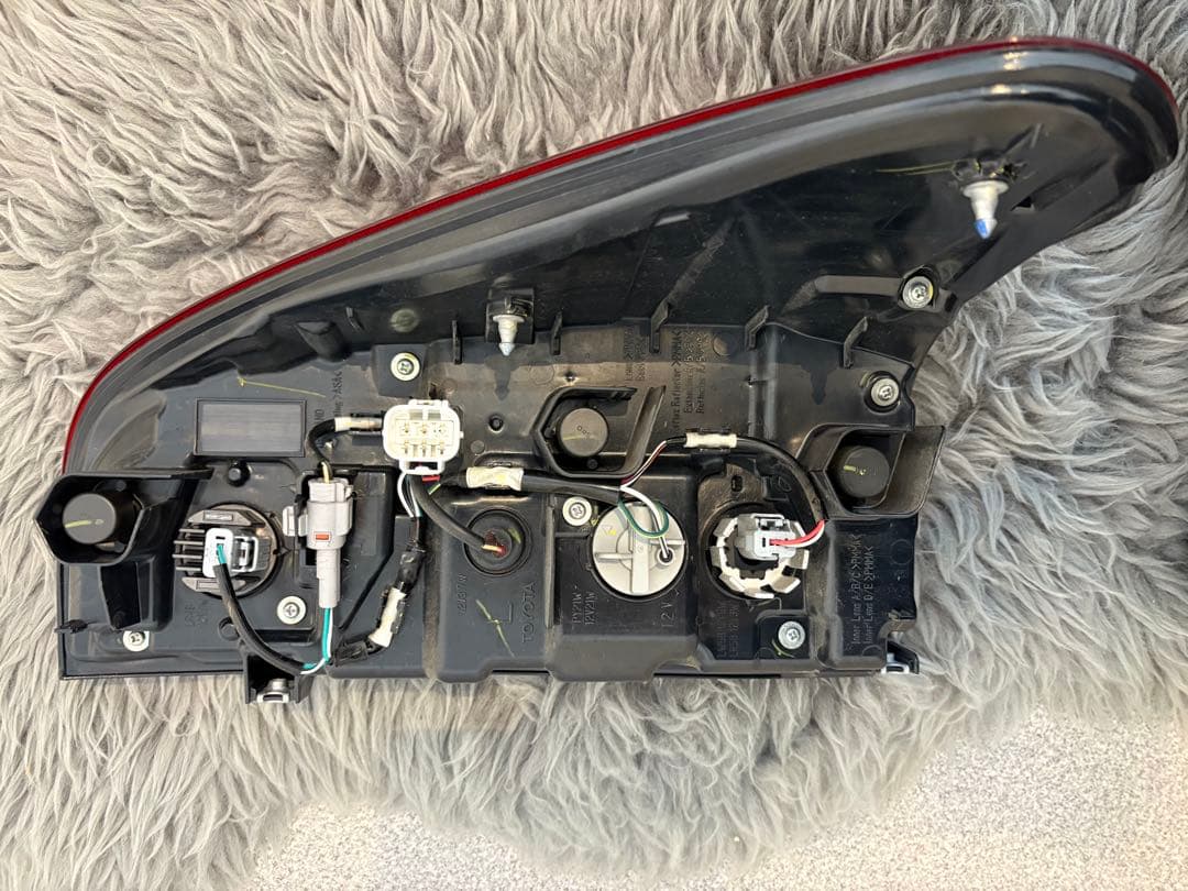 純正　Hilux テールランプ 左のみ　GUN125