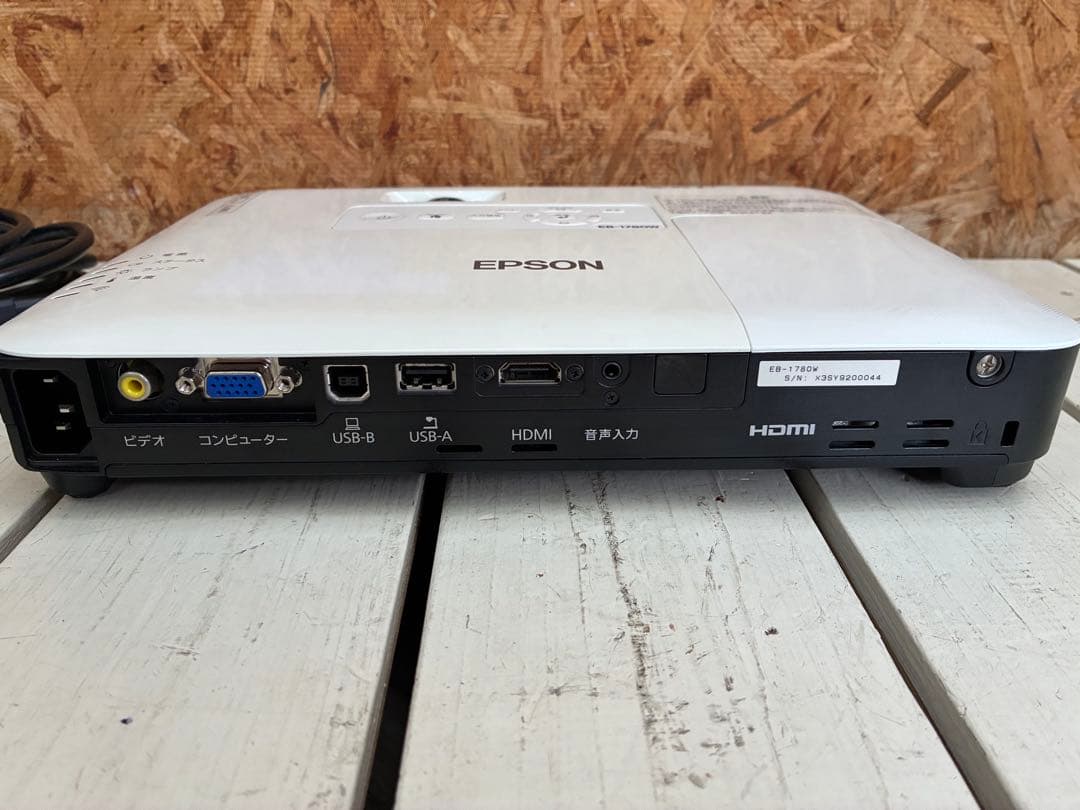 0688 EPSON プロジェクター　EB-1780W ランプ点灯時間1787H
