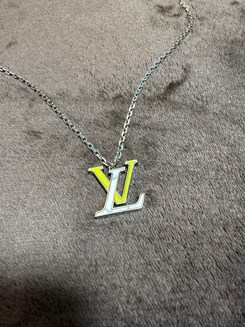 ヴィトンネックレス、ハイブランドショッパーと箱とチャーム